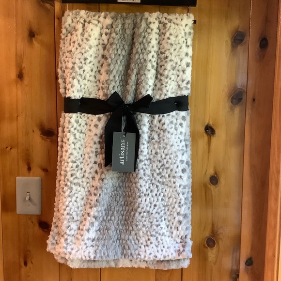 Artisan 34 Rabbit Print Faux Fur Throw Blanket - Picture 2 of 4